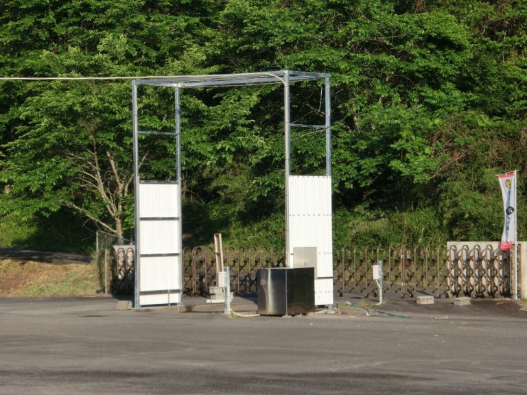 農場入口に設置された車両消毒ゲート